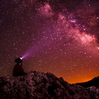 Si hay millones de estrellas, ¿por qué la noche sigue siendo oscura? La Paradoja de Olbers tiene la respuesta 