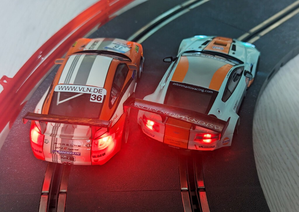 He vuelto al Scalextric 30 años después. Es justo como lo recordaba pero ahora también conectado al móvil 