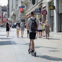 Se acabó la fiesta de los patinetes eléctricos: el 2 de enero de 2026 tendrán que elegir entre llevar seguro y registro, o multa