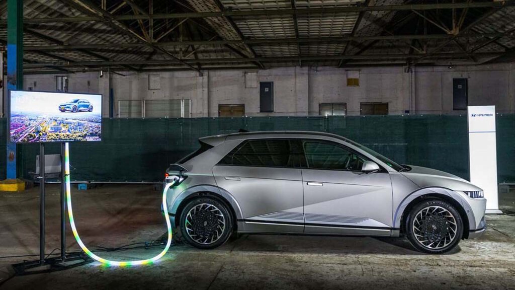 No tengas miedo, un coche eléctrico no tiene un campo electromagnético peligroso para tu salud, ni siquiera cuando lo cargas. Lo dice un estudio del RACE alemán