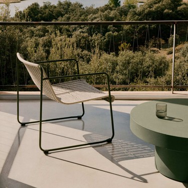 Adiós al conjunto de balcón de toda la vida: esta mesa de Kave Home es una solución inteligente para terrazas pequeñas