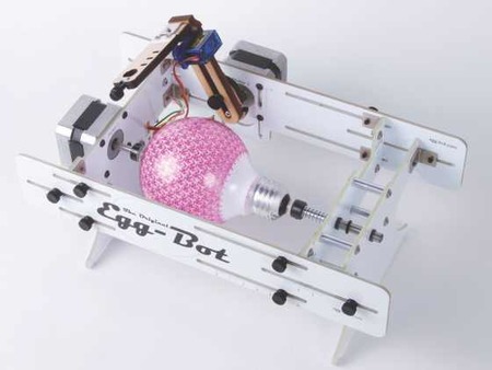 Egg-Bot te permite fabricar tus propios adornos navideños, o también decorar bombillas