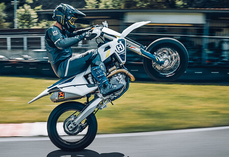 La Husqvarna FS 450 de supermotard se actualiza para 2022 con nuevos gráficos y un embrague hidráulico Brembo, por 11.100 euros
