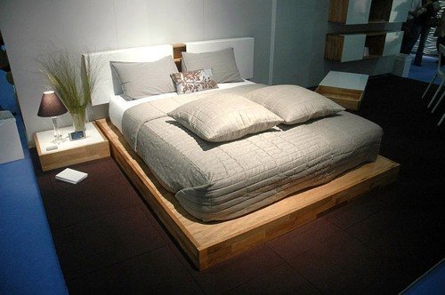 Una cama baja para el dormitorio, pros y contras