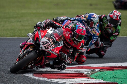 Scott Redding niega el triplete de Toprak Razgatlioglu en Most pero el mundial de Superbikes se comprime