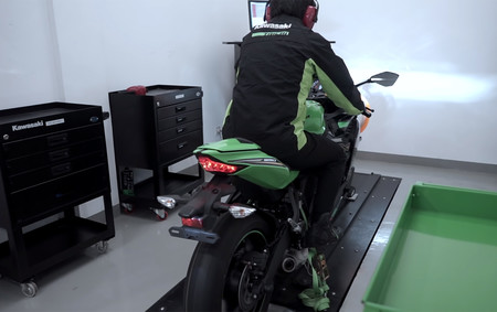 ¡Pura garra! Así chilla la Kawasaki Ninja ZX-25R estirando hasta la línea roja en el banco de potencia
