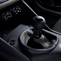 Por años nos dijeron que ya casi nadie quería cajas manuales. Nissan cree que los conductores están cambiando de opinión 