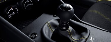 Por años nos dijeron que ya casi nadie quería cajas manuales. Nissan cree que los conductores están cambiando de opinión 