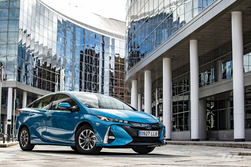 Probamos el Toyota Prius Plug-In: un apacible coche híbrido enchufable que estira su autonomía con la luz del sol