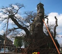 Monumentos curiosos: Una iglesia construída en un árbol en Francia