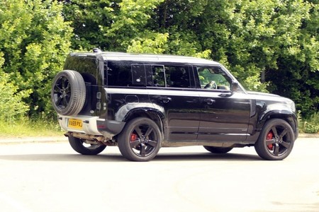 El Land Rover Defender tendrá una versión SVR con motor V8 para batir al Mercedes-AMG G63, y ya ha sido avistado