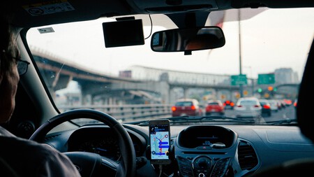 Uber te cobrará un extra de gasolina desde hoy: medio euro más por viaje, también para coches eléctricos