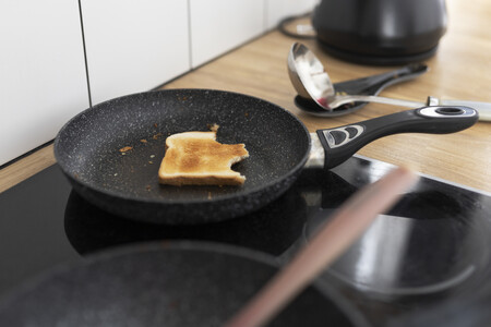 Sarten De Angulo Alto Con Sobras En La Estufa