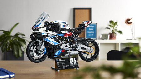 BMW Motorrad y LEGO lanzan la nueva BMW M 1000 RR, un set de 1,920 piezas