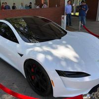 Musk seguirá siendo CEO de Tesla, y muestra un Roadster blanco y el teaser del Model Y para contentar a sus fieles