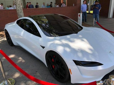 Musk seguirá siendo CEO de Tesla, y muestra un Roadster blanco y el teaser del Model Y para contentar a sus fieles