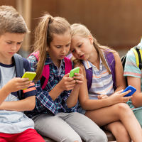 Educación estudia si prohibir los móviles en los colegios de España