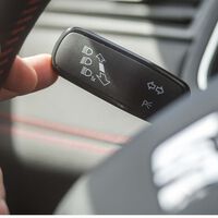 Hacemos las rotondas fatal: uno de los fallos más comunes lo cometemos por tener demasiada cortesía con el resto de conductores y nos puede costar una multa de la DGT 