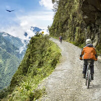 Estrada mais perigosa do mundo é um teste de sobrevivência: abismos de 1.000 metros, pistas de apenas 3 metros e cachoeiras caindo sobre os carros 