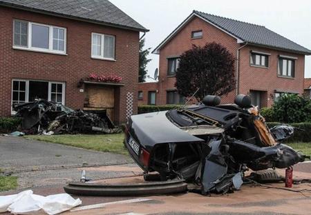 Parte su Audi S8 a la mitad y sale prácticamente ileso