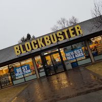 Creatividad, memorabilia y un modelo de reventa han mantenido a flote uno de los sitios más emblemáticos para los cinéfilos: el último Blockbuster del mundo  