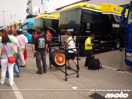 paddock-motogp-jerez-2011-11-2.jpg