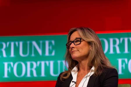 Angela Ahrendts comparte las lecciones que aprendió mientras trabajaba en Apple, a través de un podcast