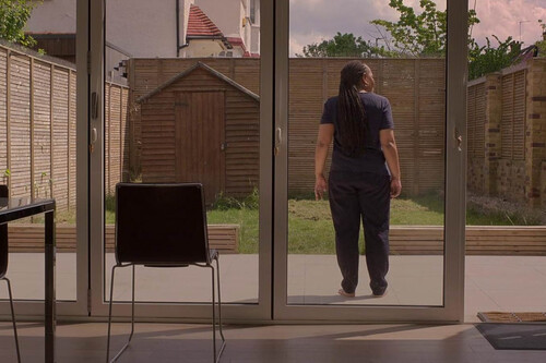 El mejor Mike Leigh ha vuelto con una extraordinaria comedia negra que ya podemos ver en streaming: 'Mi única familia'