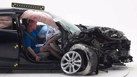 El IIHS introduce una nueva prueba de choque para evaluar daños a los olvidados copilotos