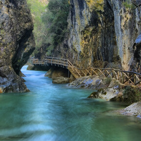 La ruta de senderismo fácil entre cascadas y puentes de madera sobre el agua más bonita de Andalucía