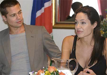 Brad Pitt duerme en casa de Bono