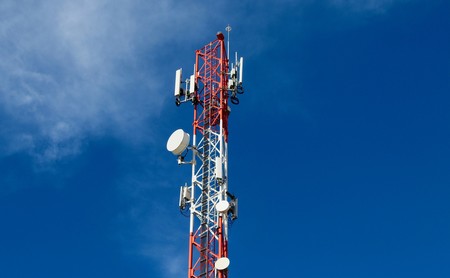 Reino Unido trata de frenar la teoría conspirativa que vincula 5G y coronavirus llamando a la puerta de las grandes tecnológicas
