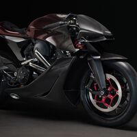 La primera moto en la historia de Aston Martin ya es realidad: la bestia turbo de 180 CV salta al circuito