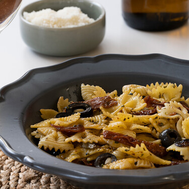 Farfalle con aceitunas, tomate y anchoas, receta original y fácil de pasta
