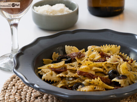 Farfalle con aceitunas, tomate y anchoas, receta original y fácil de pasta
