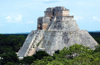 Uxmal : la Pirámide del Adivino y el Cuadrángulo de las Monjas