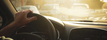 El truco definitivo, y barato, para acabar con las manchas de agua en el parabrisas del coche: vinagre