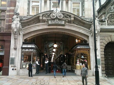 Jimmy Choo abre en Londres una nueva boutique