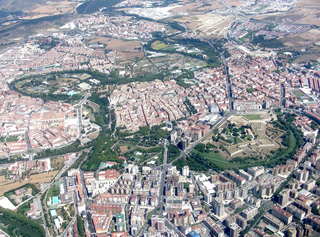 Pamplona tiene plazas para 155 personas sin hogar. Hay gente durmiendo en el cauce de un río y despertando rodeada de agua