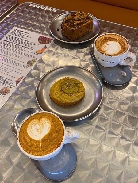 Desayuno Con Cookies Y Cakes En Industrial Coffee