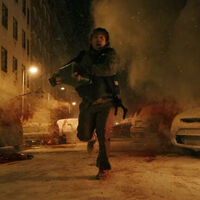 La nueva película de Resident Evil pinta cada vez mejor y su último adelanto desvela al fin un guiño brutal a la saga de terror de Capcom  