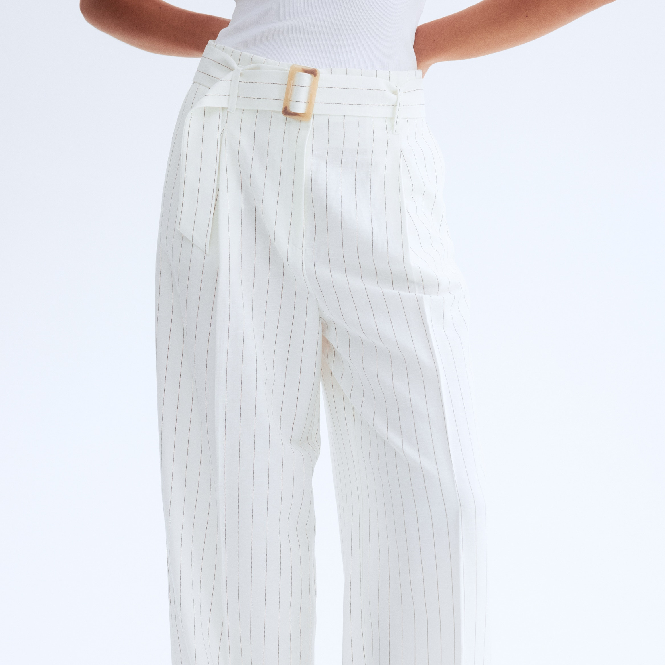 Pantalón en mezcla de lino con cinturón