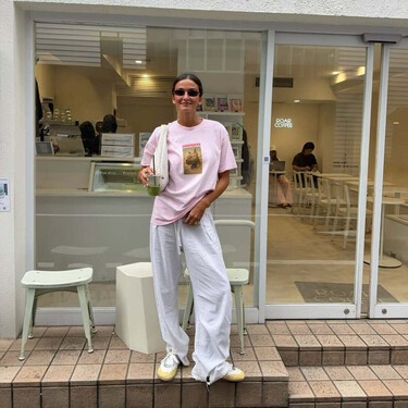 Las Adidas rosa chicle que le roban el trono a los mocasines en el uniforme de las pijas 