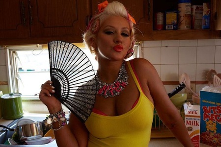 Christina Aguilera ahorra más en bragas que tú y yo juntas