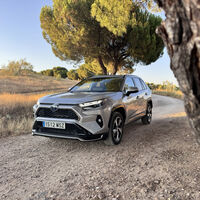 Probamos el Toyota RAV4 híbrido enchufable: la etiqueta CERO le sienta bien al coche más vendido del mundo porque va aún mejor y gasta menos