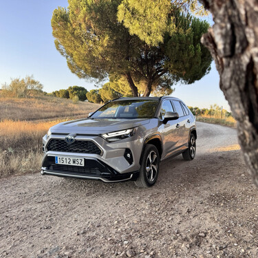 Probamos el Toyota RAV4 híbrido enchufable: la etiqueta CERO le sienta bien al coche más vendido del mundo porque va aún mejor y gasta menos