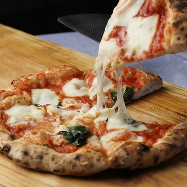 Se está agotando en Lidl el accesorio para horno que prepara pizzas al estilo italiano por menos de 7 euros 