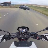 Cuando pruebas tu nueva Honda Hornet a casi 200 km/h, te estampas contra un coche y encima tu GoPro te incrimina 