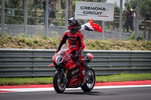 Nicolò Bulega completa un triplete perfecto en Cremona para refrendar que este año no hay circuitos malos para Ducati