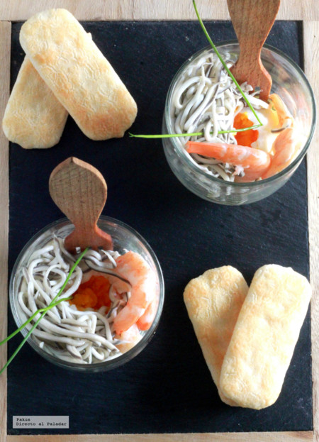 Huevos poché con gulas y gambas servidos en vaso. Receta de aperitivo